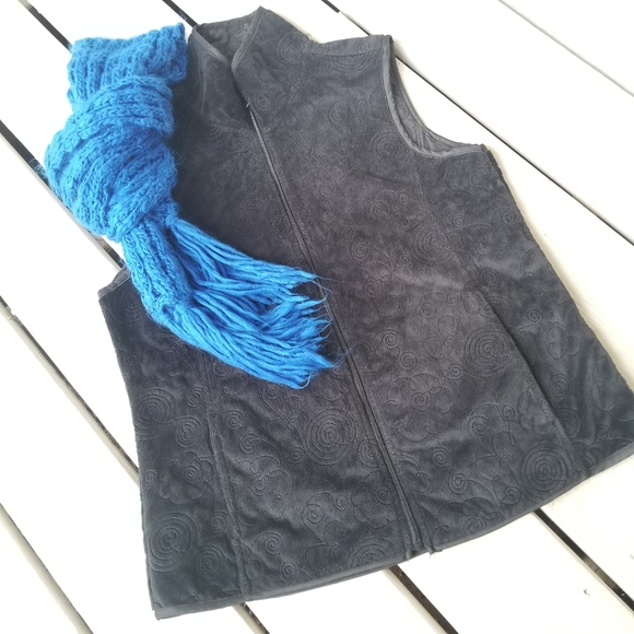L plush blk vest with pockets and scrolls - Picture 9 of 11